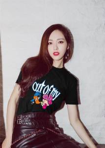 Kaos Wanita Lengan Pendek 2025 - Sablon Kartun Anime & Huruf Premium Bahan Katun Adem Streetwear Oversize [Ukuran Besar Hitam + Desain Eksklusif] Kaos Remaja ABG Kekinian T-Shift Kerah Bulat Nyaman Baju Wanita Keren Lengan Pendek Anti UV Musim Panas