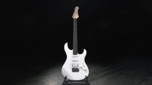 กีต้าร์ไฟฟ้ายามาฮ่าร่วมกับรับประสบการณ์ - Yamaha Pacifica012 Electric Guitar กีต้าร์ไฟฟ้ายามาฮ่า รุ่น PACIFICA012 แดง