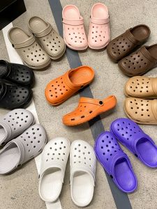 Simple Hole Hole Shoes for Women Outdoor Waterproof Slip-On Soft Bottom Clog Shoes Nurse Wear Sandals with Head Coverage