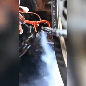 【ปลอดภัย 100%】ชุดทำความสะอาดโซ่ 3-in-1 EZIMOTO ป้องกันกระเด็น 100% ใช้กับฮอนด้า/ยามาฮ่า ยืดอายุโซ่ 2 เท่า ทำความสะอาดโซ่ใน 10 นาที! ชุดล้าง-ทา-หล่อลื่น EZIMOTO แปรงทนสารเคมี + น้ำยาออร์แกนิก ปลอดภัยต่อมือ