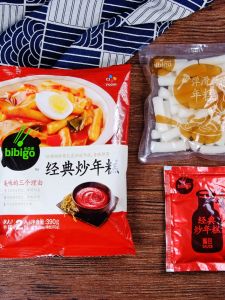 Bibigo Handmade Hot Pepper Flavored Stir-Fried Rice Cake Korean Style Army Base Hot Pot Sauce Pack Home Use 390g Bag