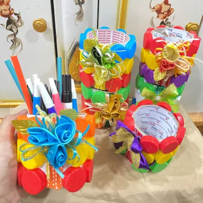Tempat penyimpanan alat tulis dari tutup botol warna dan bekas lakban