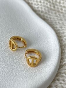 Daily Commute 18K Gold Plated Pig Nose Ear Studs Unique Design Vintage Elegance French Style Ins Womens Fashion Jewelry