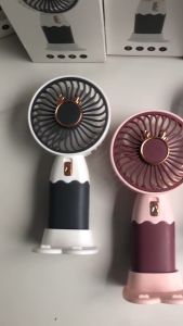 Quạt mini cầm tay tiện lợi có đế để bàn kèm dây sạc.