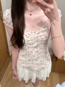 Áo Sơ Mi Nữ Tay Ngắn Cổ Vuông in Hoa Ngọt Ngào Mùa Hè 2025 Dáng Ôm Vừa Vặn Chất Liệu Khác Thiết Kế Ngắn Tay Áo Cánh Bồng