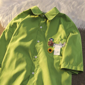 เสื้อเชิ้ตแขนสั้นทรงหลวมสไตล์ลำลองสำหรับฤดูร้อน สไตล์ย้อนยุค ดีไซน์เรียบง่าย แฟชั่นวัยรุ่น เสื้อเชิ้ตผู้ชายผ้าโพลีเอสเตอร์