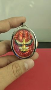 เหรียญพญาครุฑ มหาเศรษฐี กระไหล่ทองลงยาสีแดง รุ่นรวยทันใจ วัดจตุธาตุธาราม ยิงโค๊ต (รันนับเบอร์ทุกเหรียญ) กรอบสแตนเลสแท้ แถมฟรีผ้ายันต์