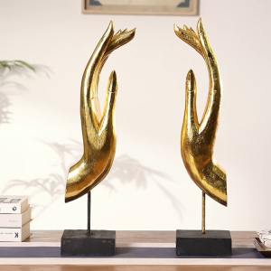 มือสีทองทำจากต้นสัก ตั้งบนฐาน ของประดับ ห้องรับแขก วัด รีสอร์ท โรงแรม ทองคำเปลว แต่งบ้าน มือทอง มือพระ มือปิดทอง