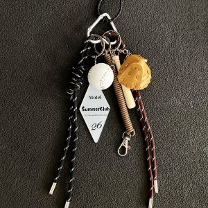 Miu Series พวงกุญแจสร้อยข้อมือทอกระเป๋าปีนเขาหัวเข็มขัดตกแต่ง หลากหลาย ใหม่ ดีไซน์ ทันสมัย อุปกรณ์เสริมแบรนด์จีน