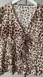 Trắng/ Da beo Dây rút điều chỉnh cột nơ Áo tay ngắn bồng cổ V xếp ly viền bèo form gợi cảm sang xịn màu dễ phối MUNTI TOP