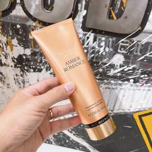 Sữa Dưỡng thể Victoria Amber 236nl