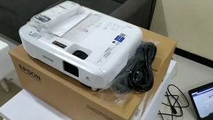 Proyektor Epson EB E500: Solusi Presentasi & Ruangan Besar