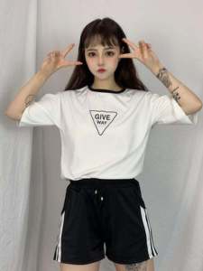 เสื้อยืดแขนสั้นพิมพ์ลายตัวอักษรแฟชั่นฤดูร้อน 2021 ชุดกีฬาลำลองสำหรับผู้หญิง กางเกงขาสั้นสองชิ้น สีบล็อก โพลีเอสเตอร์