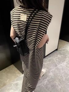 ชุดเดรสยาวแขนกุดลายทางสำหรับผู้หญิงในช่วงฤดูร้อน ชุดเดรสยาวลำลอง ชุดเสื้อยืด ชุดเสื้อกั๊ก ชุดกระโปรง ชุดทำงาน สไตล์สตรีท