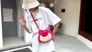 Túi đeo chéo nữ hình chú gấu dâu tây Disney Lotso nhồi bông đáng yêu dễ thương