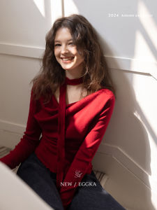 เสื้อถักสีแดง EGGKA สำหรับผู้หญิง ดีไซน์คอวี แขนยาว ทรงหลวม สไตล์เกาหลี ฤดูใบไม้ผลิ 2025 เสื้อผ้าทำงาน