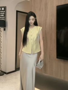 เสื้อเชิ้ตแขนสั้นผู้หญิงสไตล์เรียบง่ายหรูหราฤดูร้อน 2025 เสื้อผ้าทำงานทรงหลวมคอตั้งแขนสั้นทรงเข้ารูป