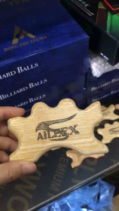 Lết gỗ aileex. Đầu đỡ gậy của tay Lết bi a chạc gậy bida chất liệu bằng gỗ in chữ aileex sản phẩm chuyên dụng dùng trong những cú đánh bóng xa trên bàn bida - Bi A Lạc Đạo