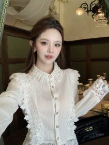 Elegant French Style Lace Trim Shirt Womens Unique Fashionable Autumn Winter Pearl Lace Hook Edge Slim Fit Short Sleeve Top