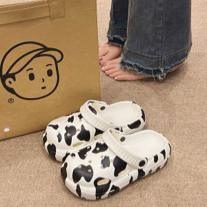 รองเท้าแตะส้นหนาลายพรางรูปวัวน่ารักสำหรับผู้หญิงในช่วงฤดูร้อนปี 2025 รองเท้าแตะชายหาดแบบสวมหัวกันลื่น รองเท้าแตะแบบสวมหัวสำหรับกลางแจ้ง