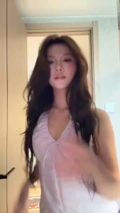 Kimi พร้อมส่ง💗✨เสื้อสายเดี่ยวคล้องคอผ้าลายลินินคอวี ผูกโบว์หลัง เสื้อคอรอปทรงเข้ารูป ใส่แล้วหุ่นสวย ลําลอง สําหรับผู้หญิง