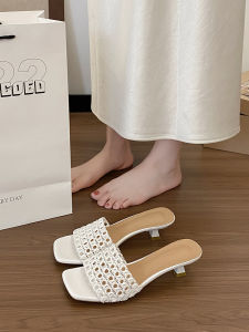 รองเท้าแตะส้นสูงสายรัดแบบสวมหัวเหลี่ยมสไตล์ฝรั่งเศสสำหรับผู้หญิงในช่วงฤดูร้อนปี 2025 ทรงเรียบง่าย หัวรองเท้าแบบโปร่งแสง