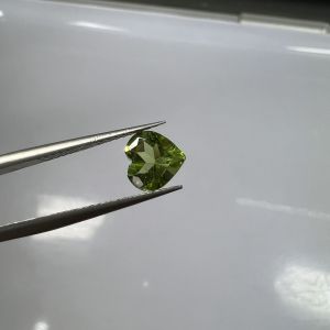 180(1) ĐÁ PERIDOT XANH LÁ CẮT TRÁI TIM ( THIÊN NHIÊN)