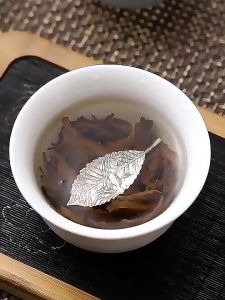 Pajangan Ikan Arwana Silver Untuk Seduh Rebus Daun Teh dan Penyimpanan Teh - Silver Arowana Fish Sterling Silver 999 Silverware for Tea Ceremony Brewing Water and Tea / Alat Makan Dari Silver Menyimpan Teh Tetap Segar dan Wangi Lebih Aromatik Anti Lembab