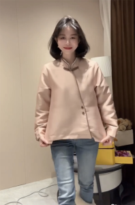 เสื้อเชิ้ตผู้หญิงสไตล์จีนใหม่ปี 2024 ฤดูหนาว เสื้อแขนยาวคอโปโล ทรงหลวม กระดุมปักลายดอกไม้ ทรงเข้ารูป แฟชั่น