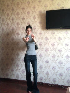 เสื้อกั๊กแขนกุดคอสูงครึ่งตัวสีเทาสไตล์ย้อนยุคสไตล์อเมริกันสำหรับผู้หญิงในช่วงฤดูร้อน เสื้อคลุมกันหนาวทรงสลิมฟิตที่เข้ารูปและสวมใส่ได้หลากหลาย