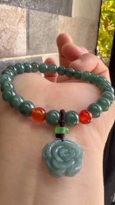 Vòng Chuỗi Nữ Đá Cẩm Thạch Xanh Lam Đậm Tự Nhiên Mix Bông Hồng rất là xinh đẹp size hạt 7mm các chị em nữ mệnh thủy mệnh mộc mệnh và hỏa đeo chuẩn hợp món quà tặng phụ nữ quà sinh nhật đẹp ý nghĩa rẻ đẹp chỉ có 499k/1 chiếc ạ