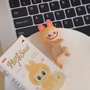 Charm Labubu gắn trên gờ trang trí mới nhất 2025