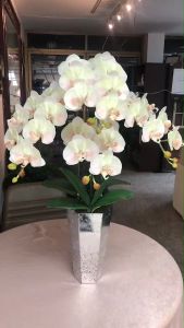 แจกันดอกไม้ประดิษฐ์ขนาดใหญ่ กล้วยไม้ฟาแลนจัดในแจกันทรงสูง ดอกไม้ตกแต่งบ้าน