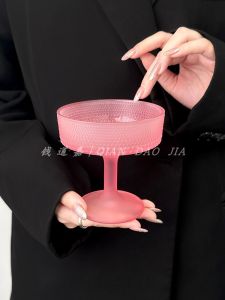 ชามน้ำแข็งแก้วสีชมพูพร้อมขาสูง ถ้วยนมยูเกที่สวยงาม ถ้วยขนมหวาน ชามอาหารจานเล็ก ผลิตจากแก้วสีชมพูแบบเรียบง่าย