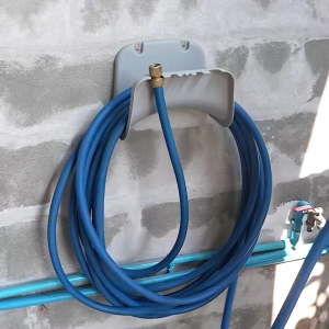 KOSSO ที่แขวนสายยาง ที่เก็บสายยาง มีที่เปิดฝาขวดน้ำในตัว แบบแขวนผนัง แข็งแรง ท่อที่แขวนท่อสวนที่วางติดผนัง จัดเก็บสายยาง ตะขอแขวนของ แขวนสายยาง ตะขอแขวนสายยาง ที่แขวนอเนกประสงค์ 152 FSA