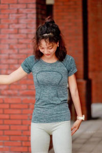 เสื้อยืดผู้หญิงสั้นแขนกุดสำหรับโยคะในฤดูร้อน ระบายอากาศได้ดี แห้งเร็ว สำหรับการวิ่งกลางแจ้ง แฟชั่นสปอร์ต ระบายอากาศได้ดี สวมใส่สบาย