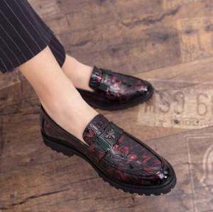 Mens Summer Slip-On Loafers Casual Leather Shoes Breathable British Trend Hairstylist Red Flat Heel Glue Adhesive Shoes