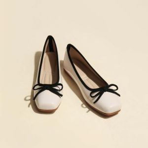 รองเท้าส้นแบนหนังแท้ ทรงหัวเหลี่ยม หัวเข็มขัดผีเสื้อสีแดง รองเท้าส้นแบนสำหรับคุณยาย รองเท้าแฟชั่นสำหรับผู้หญิง รองเท้าส้นแบนแบบสวมสบาย