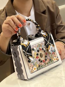 Fashionable Heavy-Duty Diamond-Encrusted Square Box Handbag Womens Bag New 2025 Trendy Clutch Bag Elegant Versatile Leather