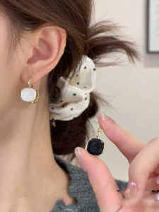 French Elegant Black White Double-Sided Shell Ear Cuff Womens Unique Design Fashionable New 2024 Trending Earring Jewelry
