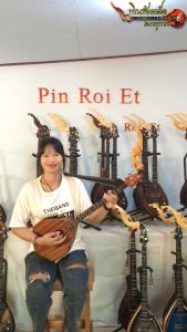 พิณโปร่งไฟฟ้าไม้ขนุนป่า 3 สาย 15 เฟรต บอร์ดไม้แต้ด่าง วงจรไฟฟ้าแบบเปียเอสโซ่ เซิร์ฟเวอร์คู่แท่งเทียน คุณภาพสูง ป่องเสียงทำลายกนก