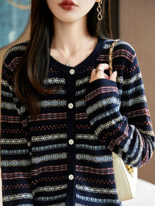 เสื้อคาร์ดิแกนถักลายทางสไตล์ฝรั่งเศสแขนยาว 2025 ฤดูใบไม้ร่วงใหม่ เสื้อคลุมผู้หญิง ทรงหลวม สไตล์ชาติพันธุ์ แฟชั่นสตรีท เสื้อคลุมแบบสวมหัว