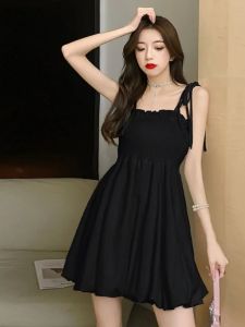 ชุดเดรสสายเดี่ยวแขนกุดเอวสูงทรงเอผ้าชีฟองทรงเข้ารูปสีดำสไตล์เกาหลี ฤดูร้อน 2024 ชุดเดรสยาวปานกลางคอวี