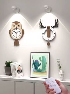 LED แบบชาร์จไฟ 3 สี กำลังดูวิดีโอหรือเก็บเป็นเรื่องลึก ไฟสปอตไลต์ควบคุมระยะไกลไม่ยาก ห้องนอนข้างเตียงไฟกลางคืน เรียนรู้ไฟอ่านหนังสือ และคุณสมบัติของโคมไฟติดผนังที่สวยงาม