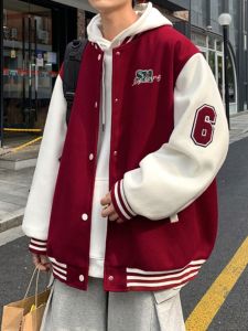 แจ็คเก็ตเบสบอลสไตล์อเมริกันย้อนยุคสีแดงเข้มสำหรับผู้ชาย แจ็คเก็ตสตรีทไฮสตรีทสไตล์ฮิปฮอปสำหรับคู่รัก แจ็คเก็ตโพลีเอสเตอร์ฤดูใบไม้ร่วง