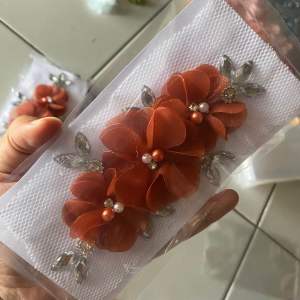 Bunga rangkai cantik payet sampan