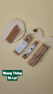 Nhang Thủ Công Thông Đà Lạt 3 Lành Hộp 30 Que 100 % Tự Nhiên Tặng Kèm Đế Chăm Không Hóa Chất Xông Thơm