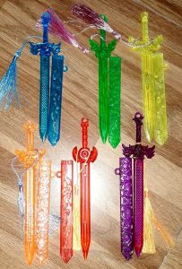 Đồ chơi mô hình Sét 6 thanh_kiếm bằng nhựa dài 18cm có 6 màu khác nhau để trang trí rất đẹp