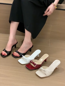 รองเท้าส้นสูงขนาดใหญ่  สำหรับผู้หญิง ส้นกริชแบบเปิดนิ้วเท้าที่ทันสมัยและประณีต ความสูง 6.5 ซม.