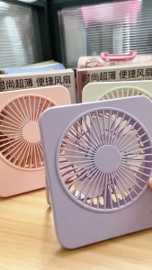 พัดลมไฟฟ้าตั้งโต๊ะ ขนาดเล็ก 2000 mAh ปรับได้ 3 ระดับ ลมแรงชาร์จไฟ usb ลมแรง พกพาสะดวก เสียงเบา พับ/แขวนได้